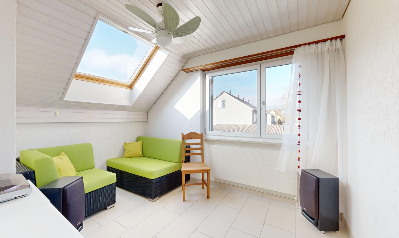 salon avec day time, pièce supplémentaire, lumière naturelle, natural light, et plafond bas