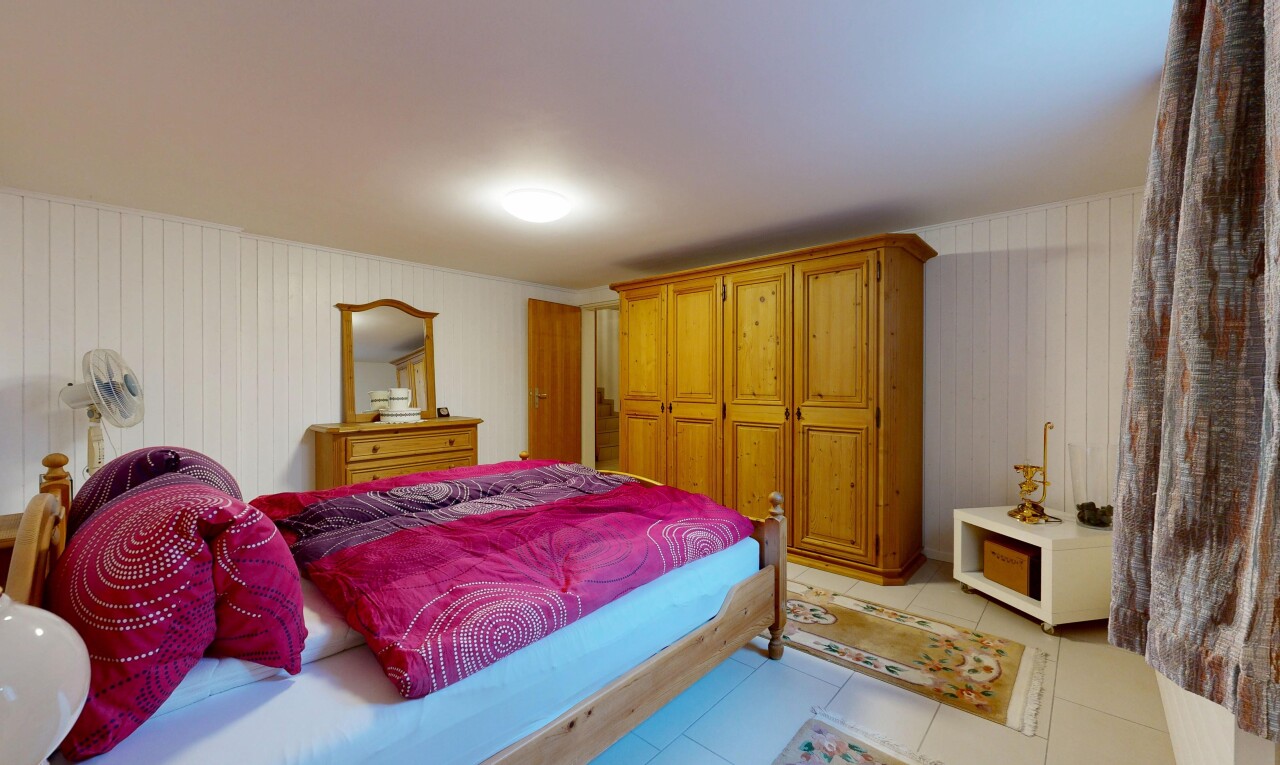 chambre avec sol en carrelage, tile floor, inside property, mur en bois, et wood wall