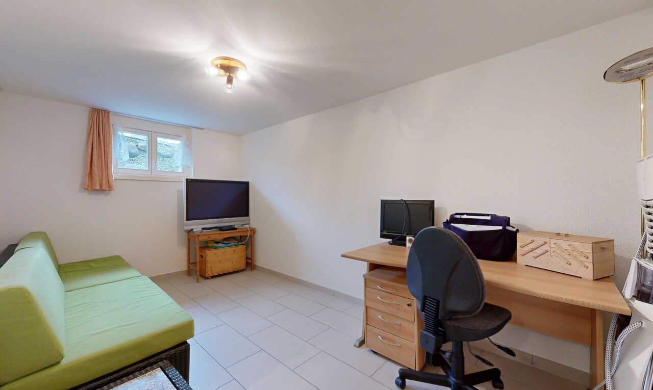bureau avec lumière naturelle, natural light, télévision, cloison sèche, et drywall