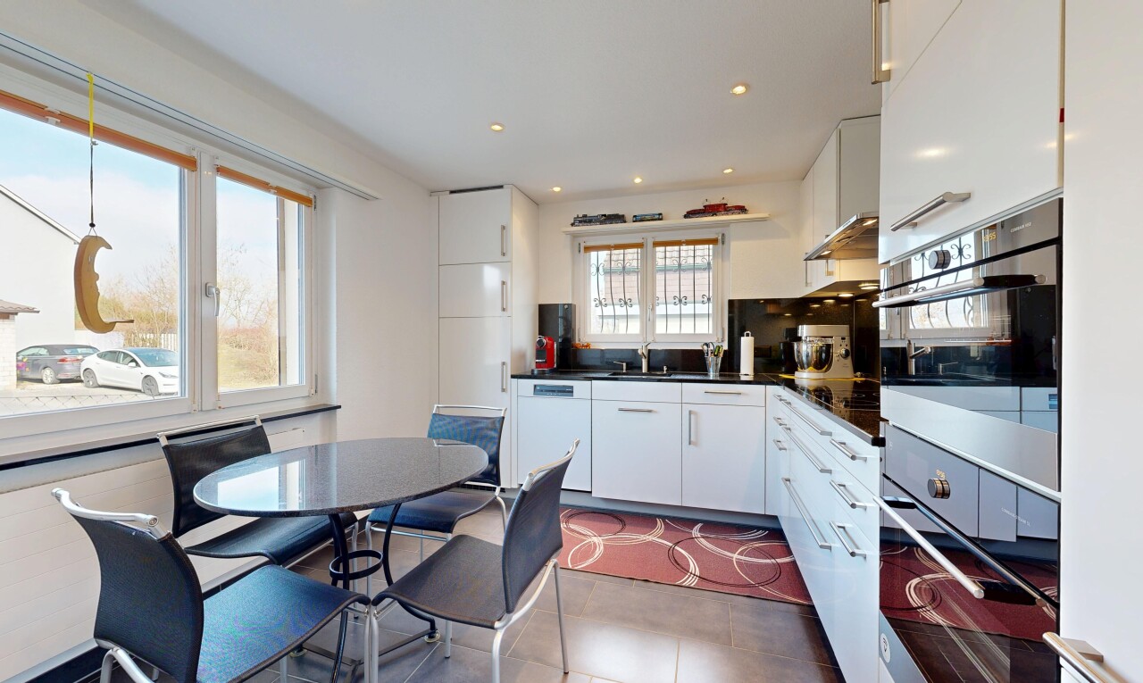 cuisine avec armoires blanches, white cabinets, inside property, dark countertops, et cloison sèche