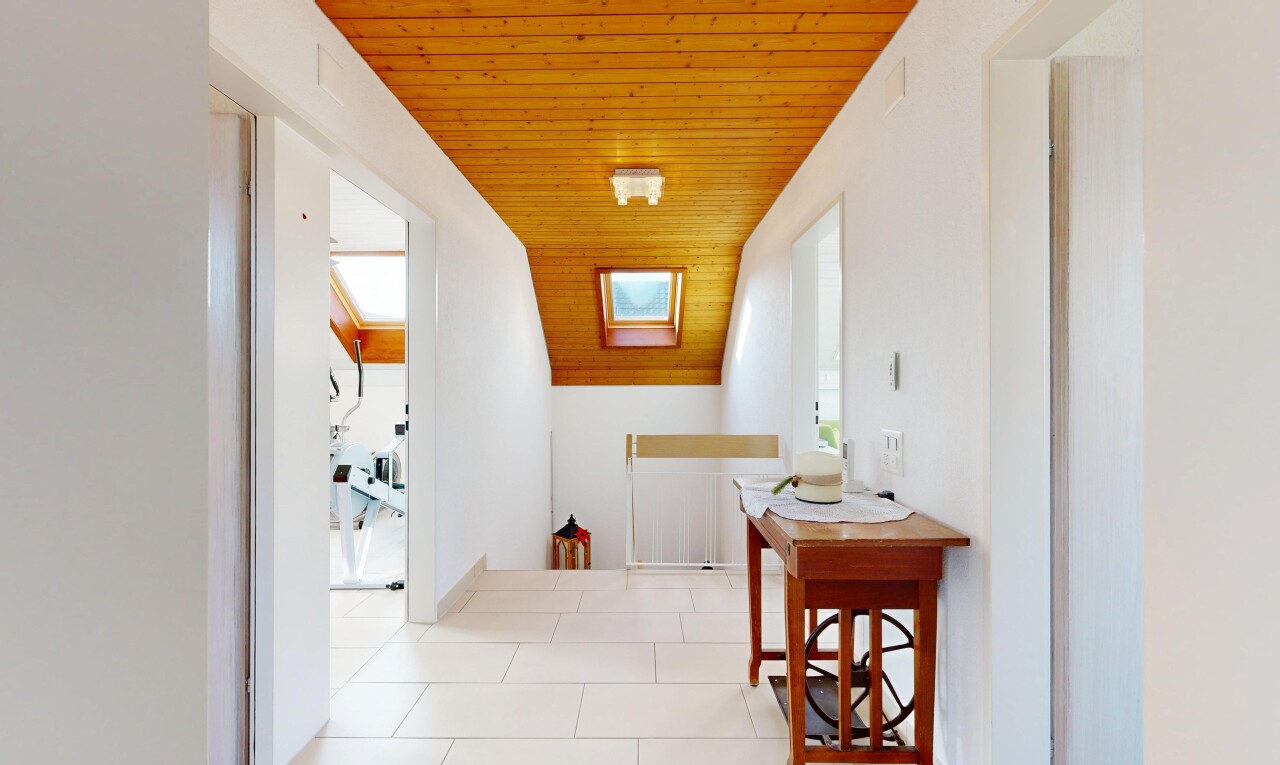 couloir avec plafond en bois, wood ceiling, puits de lumière, inside property, et cloison sèche