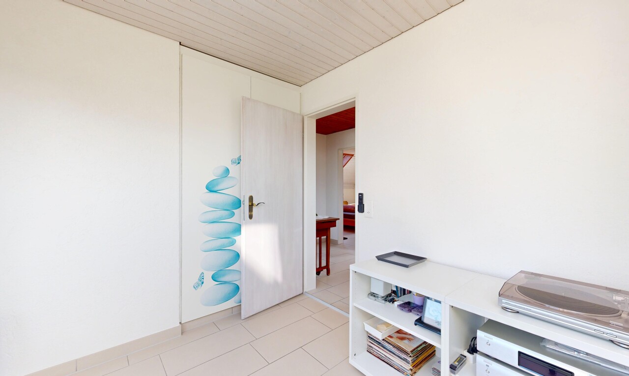 espace intérieur avec inside property, cloison sèche, drywall, sol en carrelage, et tile floor