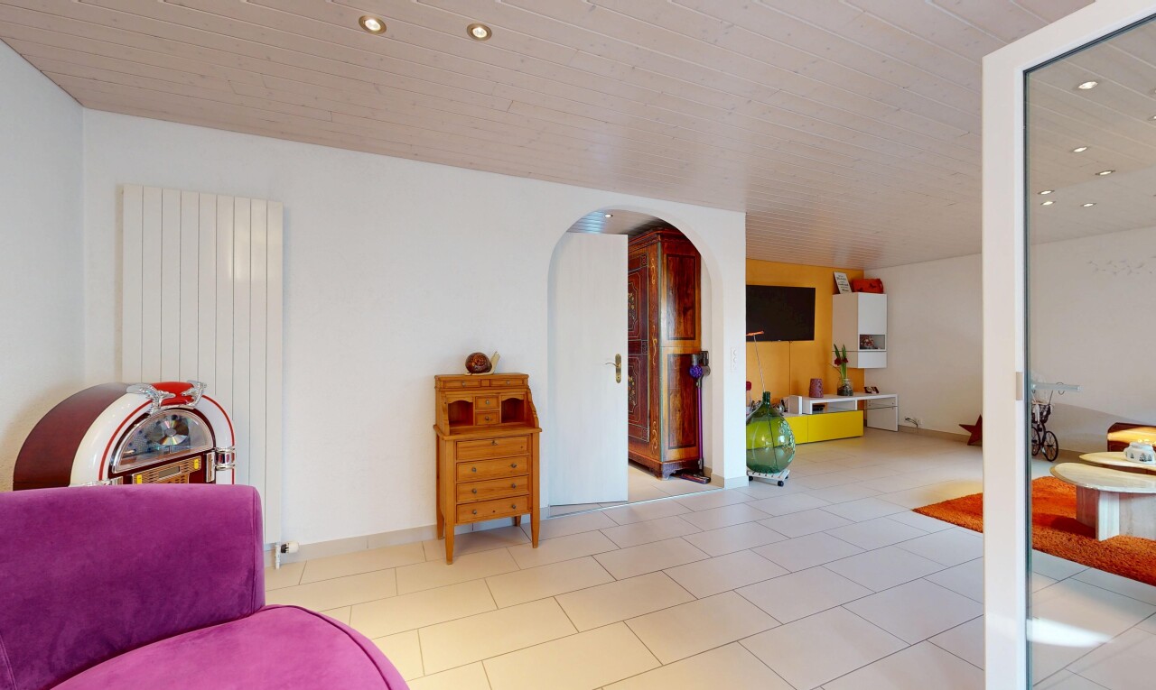 salon avec cloison sèche, drywall, éclairage encastré, recessed lighting, et télévision