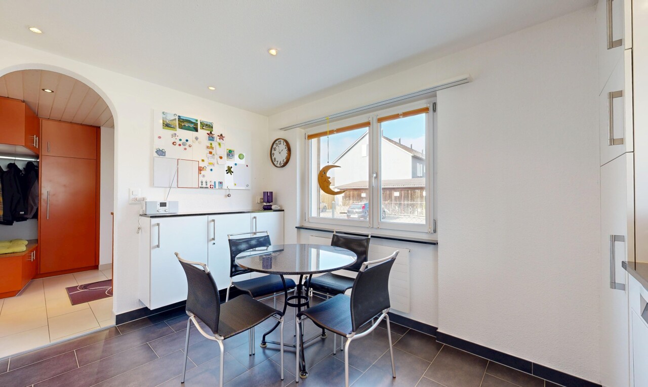 salle à manger avec dark floor, lumière naturelle, natural light, passages en arc, et inside property