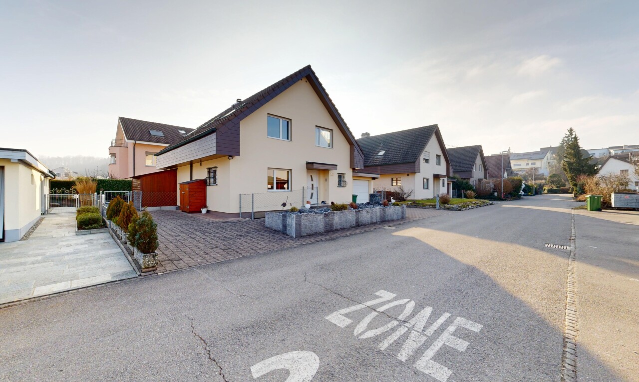 façade avec clôture, bardage en stuc, vue résidentielle, residential view, et day time