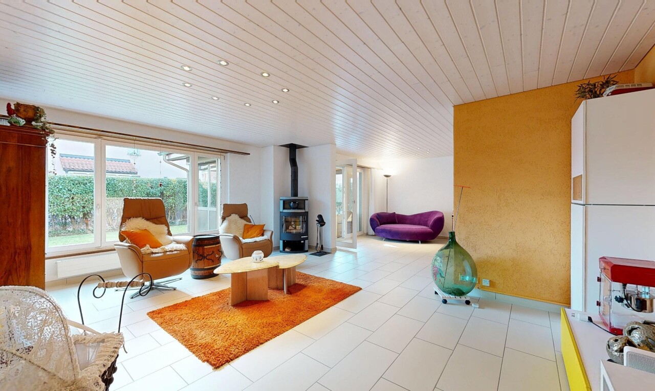 salon avec plafond en bois, wood ceiling, poêle à bois, lumière naturelle, et natural light