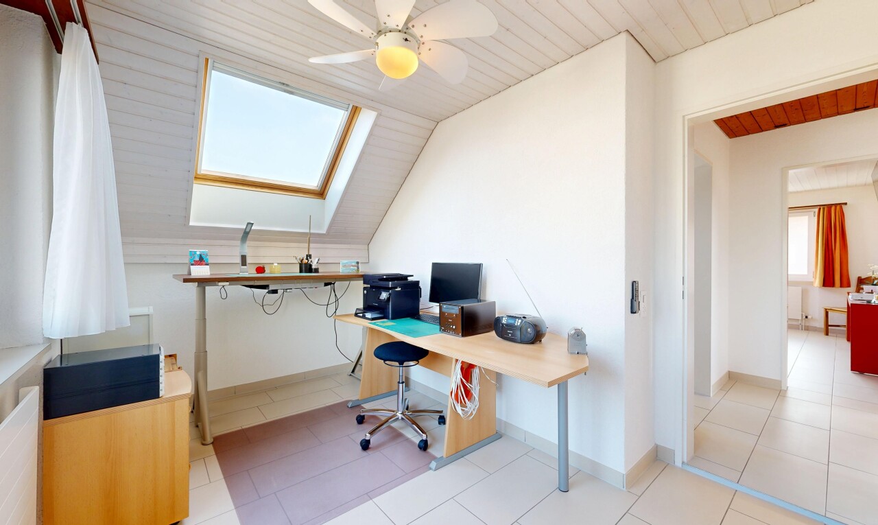 bureau avec puits de lumière, pièce supplémentaire, cloison sèche, drywall, et inside property