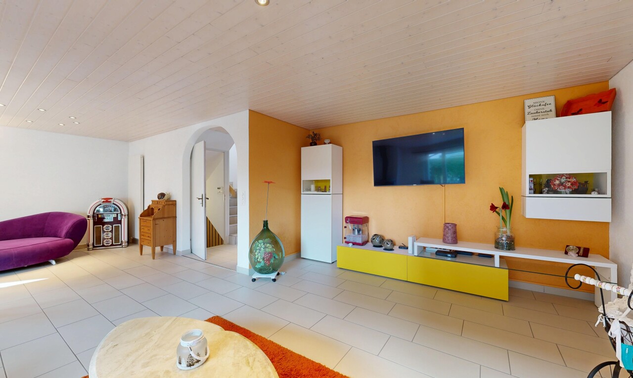 salon avec télévision, inside property, passages en arc, cloison sèche, et drywall