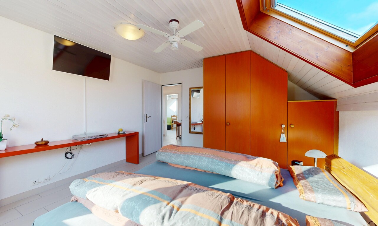 chambre avec télévision, ventilateur de plafond, cloison sèche, drywall, et inside property