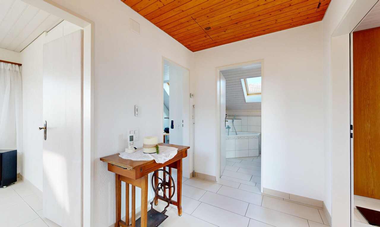 couloir avec plafond en bois, wood ceiling, cloison sèche, drywall, et inside property