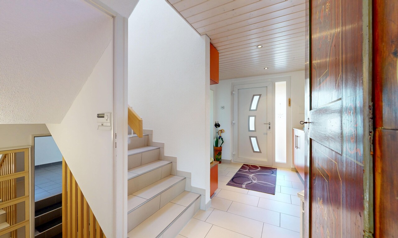 escaliers avec escaliers, cloison sèche, drywall, inside property, et sol en carrelage