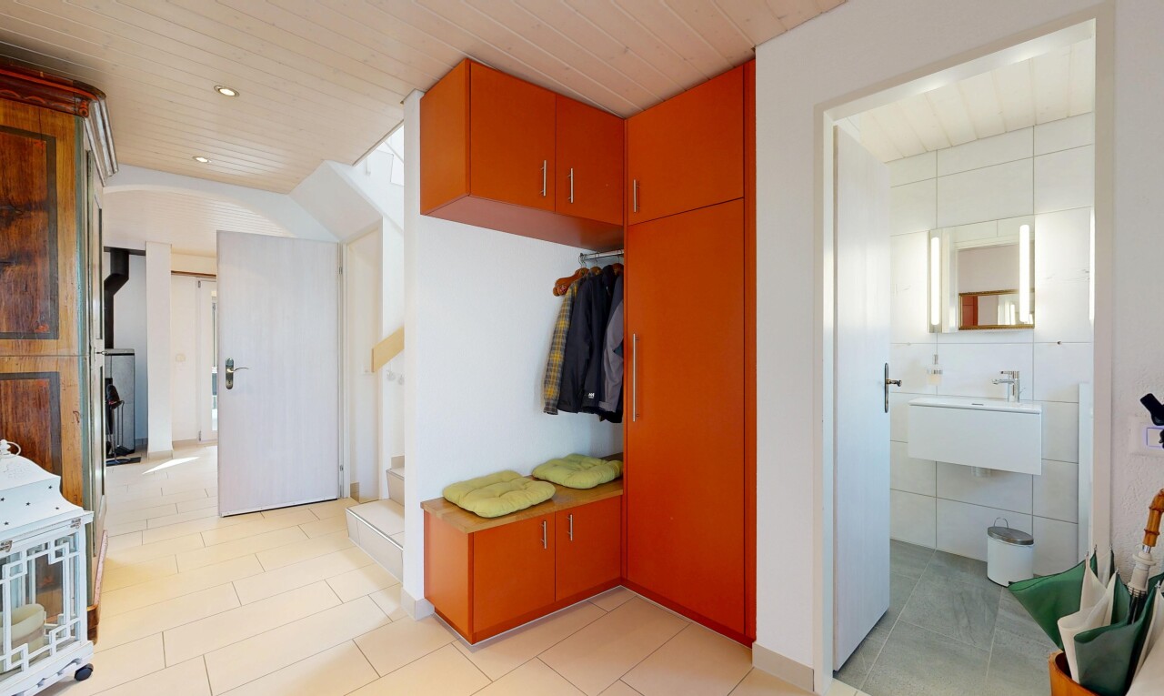 chambre avec placard, light floor, plafond en bois, wood ceiling, et inside property