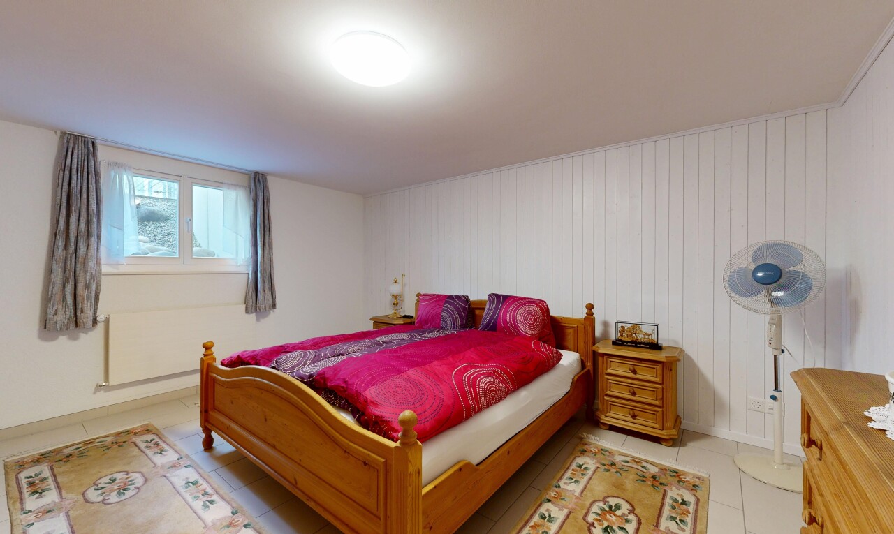 chambre avec lumière naturelle, natural light, sol en carrelage, tile floor, et inside property
