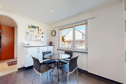 salle à manger avec dark floor, lumière naturelle, natural light, passages en arc, et inside property