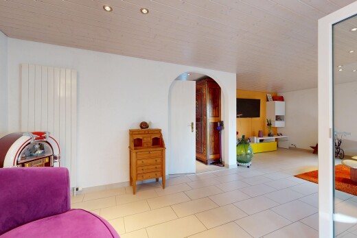 salon avec cloison sèche, drywall, éclairage encastré, recessed lighting, et télévision