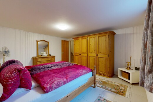 chambre avec sol en carrelage, tile floor, inside property, mur en bois, et wood wall