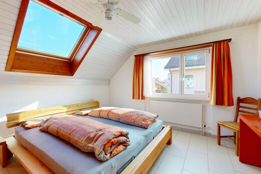 chambre avec radiateur, lumière naturelle, natural light, ventilateur de plafond, et puits de lumière