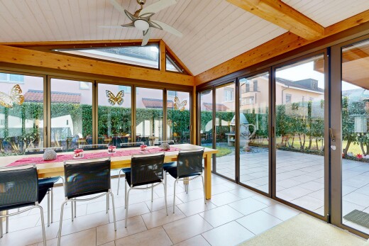 salle à manger avec ventilateur de plafond, sol en carrelage, tile floor, lumière naturelle, et natural light