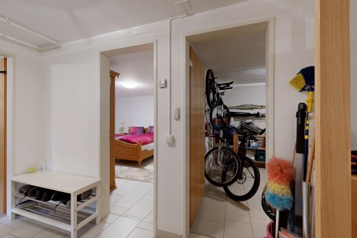 couloir avec inside property, cloison sèche, drywall, escaliers escamotables, et sol en carrelage