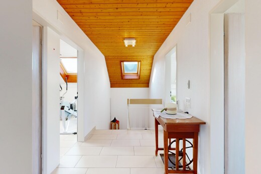 couloir avec plafond en bois, wood ceiling, puits de lumière, inside property, et cloison sèche