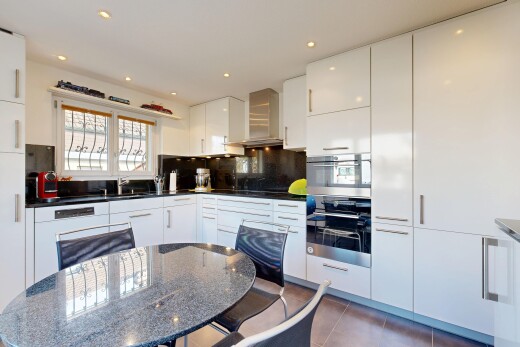 cuisine avec flat panel cabinets, armoires à panneau plat, white cabinets, armoires blanches, et dark countertops