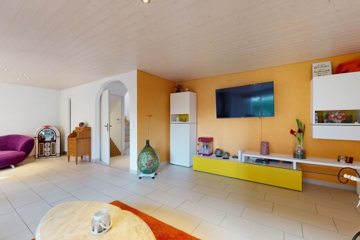 salon avec télévision, inside property, passages en arc, cloison sèche, et drywall
