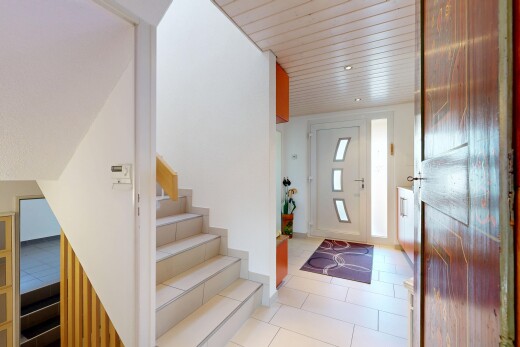 escaliers avec escaliers, cloison sèche, drywall, inside property, et sol en carrelage