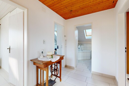 couloir avec plafond en bois, wood ceiling, cloison sèche, drywall, et inside property