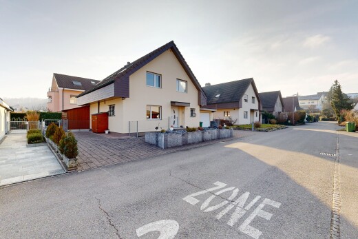façade avec clôture, bardage en stuc, vue résidentielle, residential view, et day time