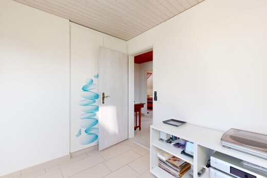 espace intérieur avec inside property, cloison sèche, drywall, sol en carrelage, et tile floor