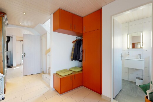 chambre avec placard, light floor, plafond en bois, wood ceiling, et inside property