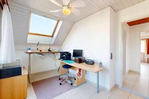 bureau avec puits de lumière, pièce supplémentaire, cloison sèche, drywall, et inside property
