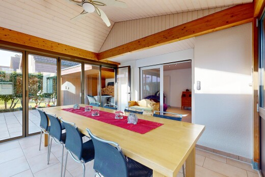 salle à manger avec ventilateur de plafond, plafond voûté, vaulted ceiling, lumière naturelle, et natural light