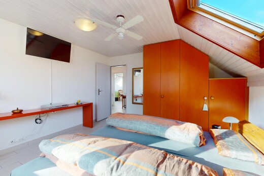 chambre avec télévision, ventilateur de plafond, cloison sèche, drywall, et inside property