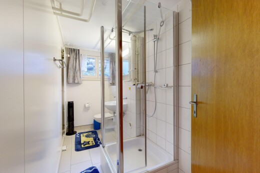 salle de bains avec douche, salle de bain complète, inside property, toilette, et lumière naturelle