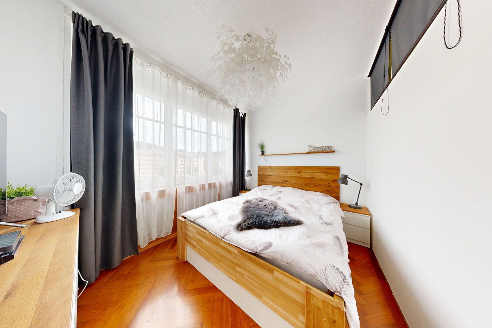 chambre avec sol en finition bois, wood finish floor, parquet floor, cloison sèche, et drywall