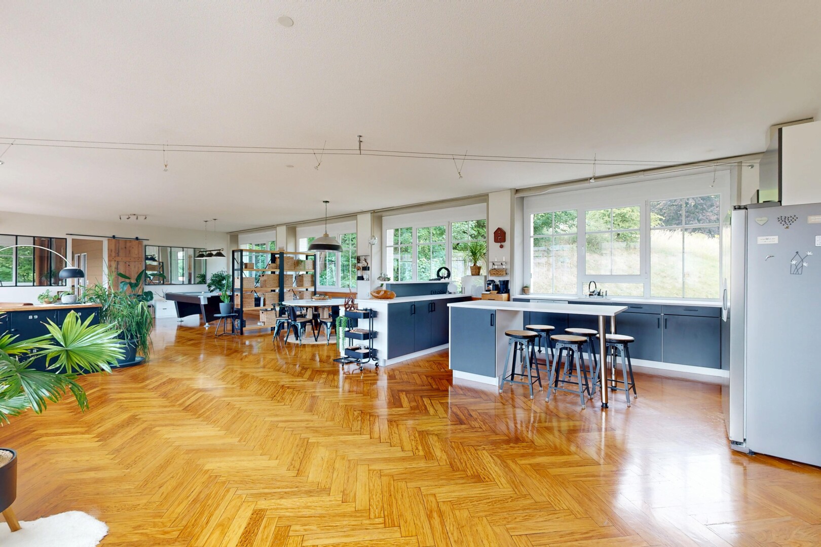 bureau avec lumière naturelle, natural light, parquet floor, inside property, et sol en finition bois