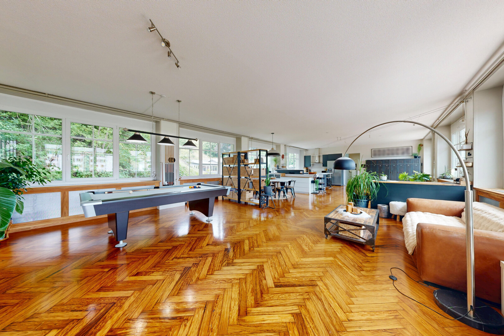 salon avec parquet floor, inside community, sol en finition bois, wood finish floor, et lumière naturelle