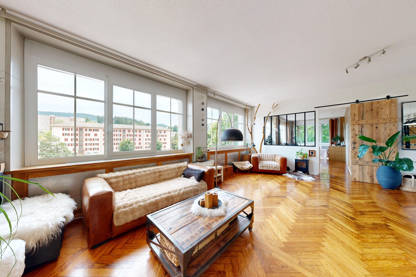 salon avec parquet floor, inside property, wood finish floor, sol en finition bois, et porte de grange