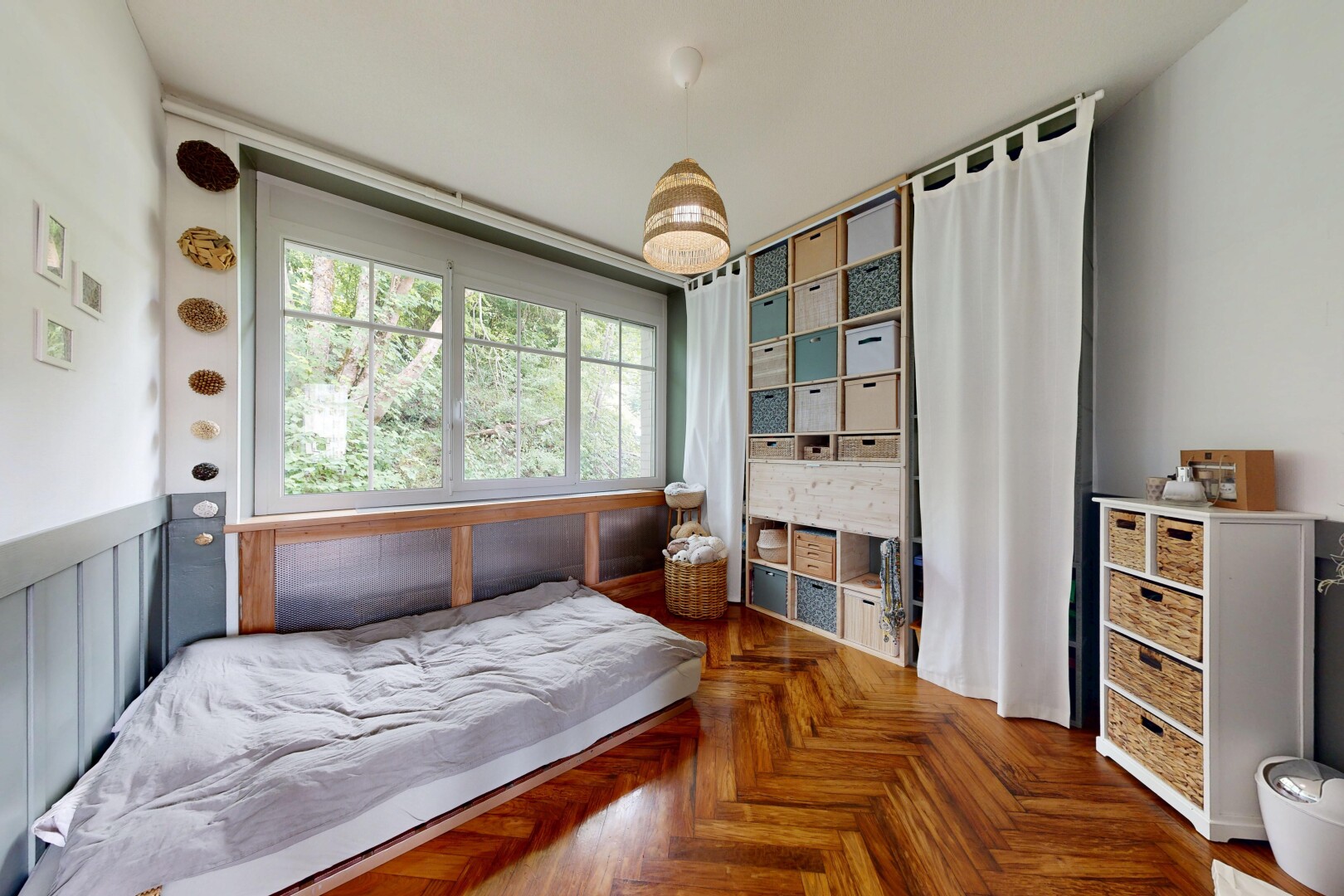 chambre avec parquet floor, cloison sèche, drywall, sol en finition bois, et wood finish floor