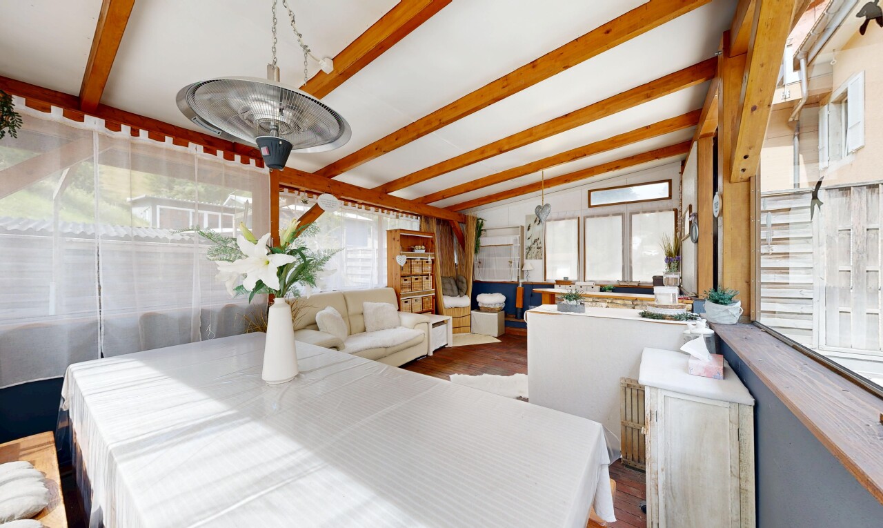 salon avec inside property, plafond voûté, vaulted ceiling, plafond à poutres, et beamed ceiling
