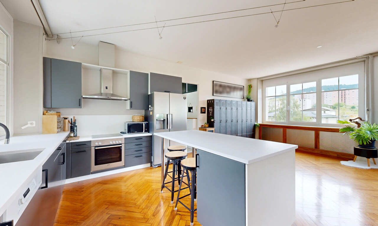 cuisine avec gray cabinets, armoires grises, parquet floor, réfrigérateur, et inside property