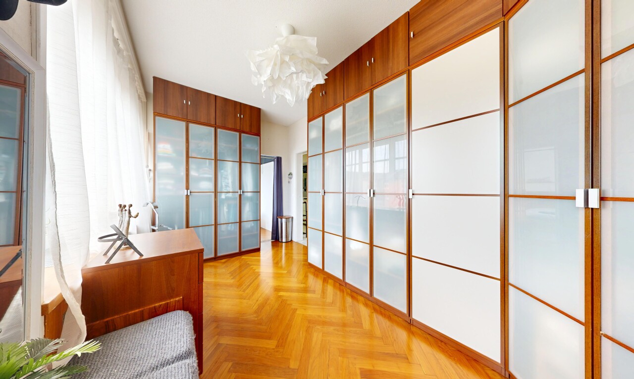 chambre avec parquet floor, sol en finition bois, wood finish floor, inside property, et lustre remarquable