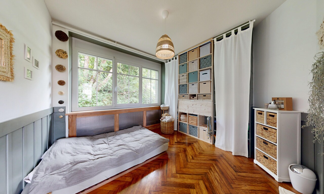 chambre avec parquet floor, cloison sèche, drywall, sol en finition bois, et wood finish floor