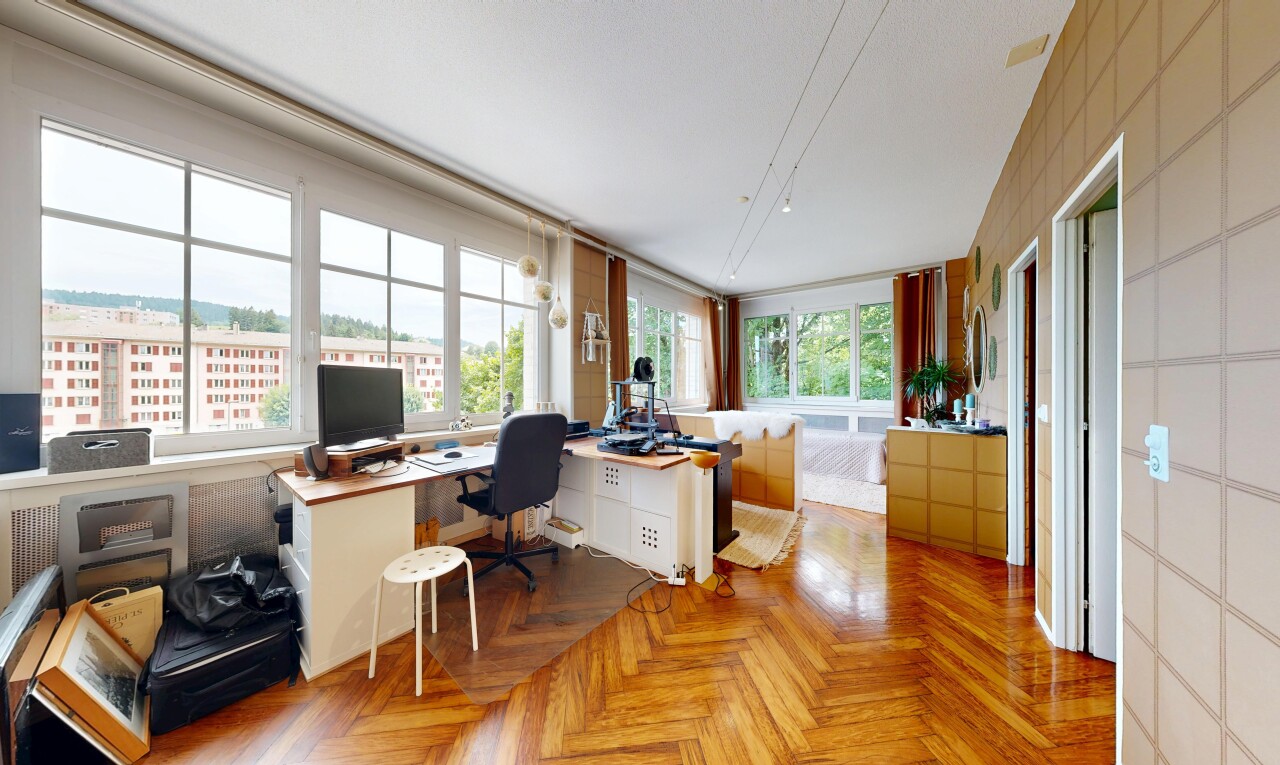 bureau avec parquet floor, sol en finition bois, wood finish floor, inside property, et espace bureau