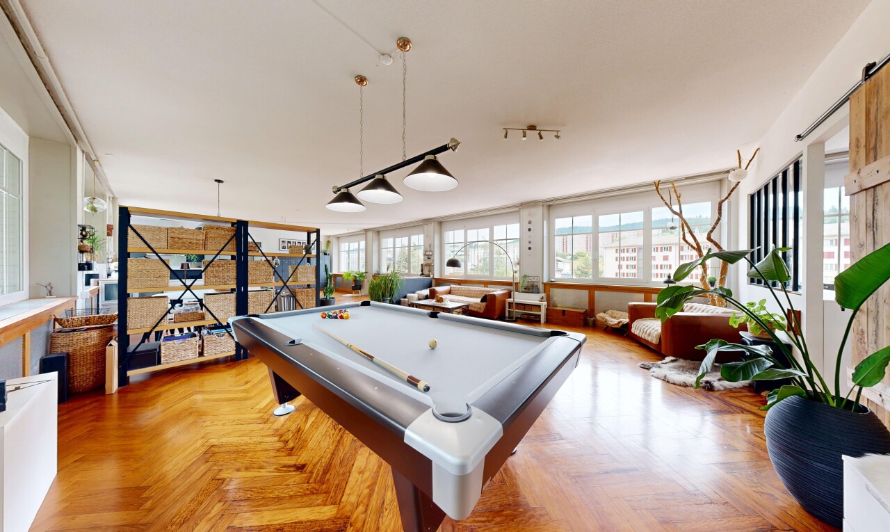 salon avec parquet floor, inside community, sol en finition bois, wood finish floor, et billard