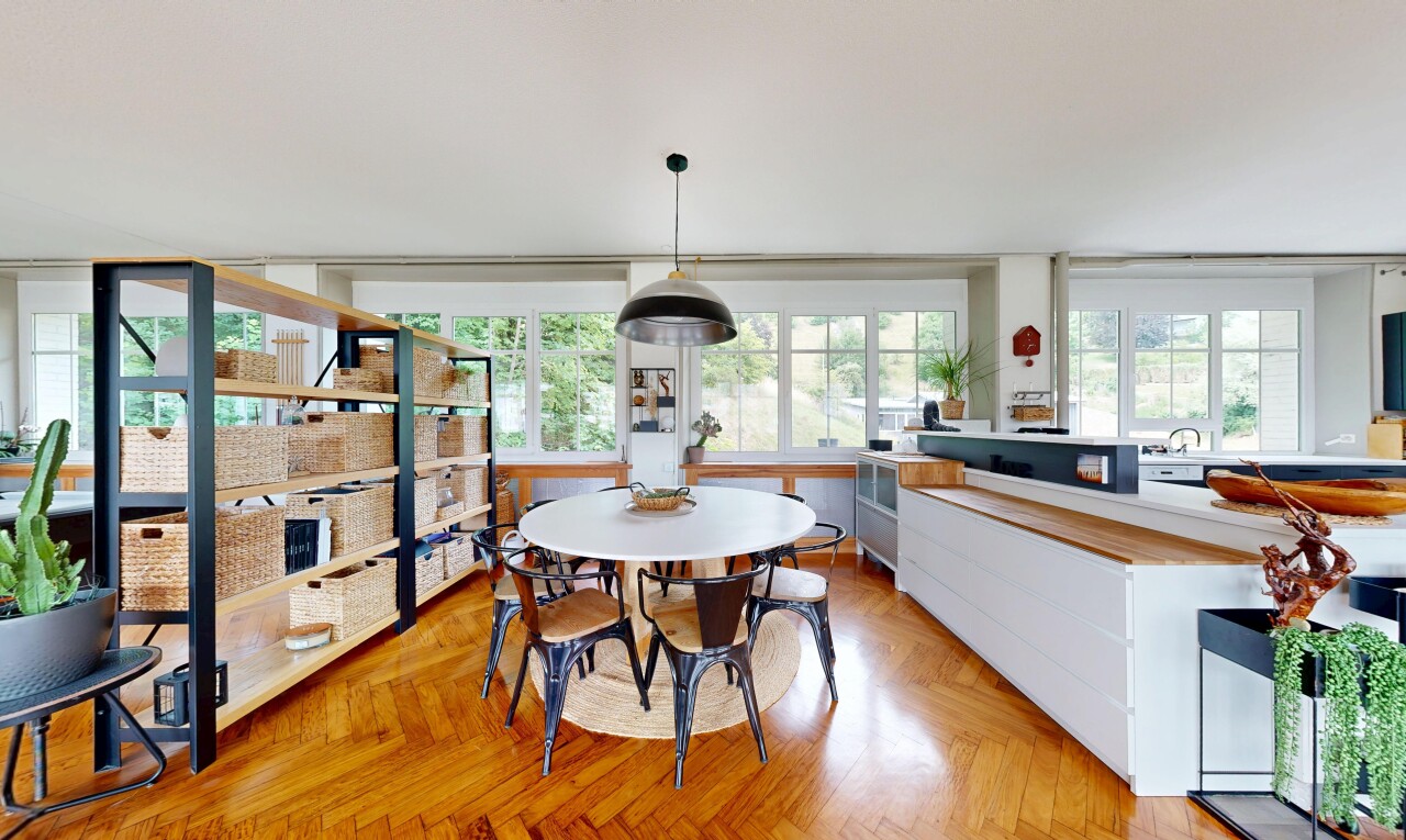 cuisine avec wood finish floor, sol en finition bois, parquet floor, inside property, et natural light