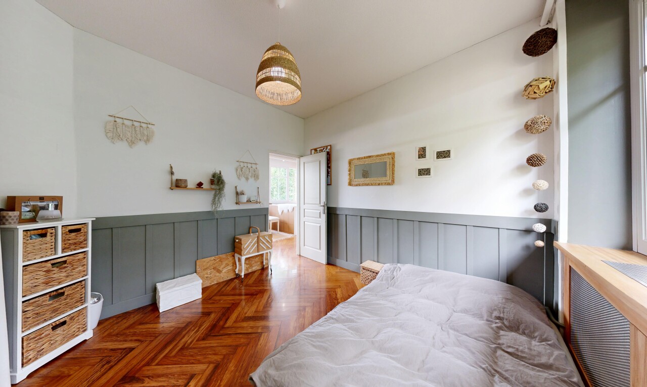 chambre avec parquet floor, drywall, cloison sèche, wood finish floor, et sol en finition bois