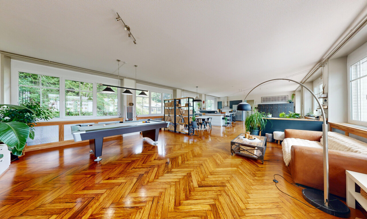 salon avec parquet floor, inside community, sol en finition bois, wood finish floor, et lumière naturelle