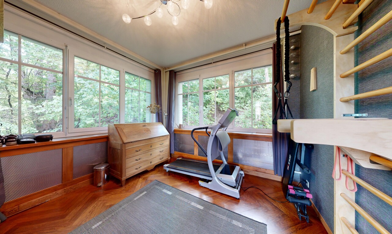 gym avec radiateur, inside property, sol en finition bois, wood finish floor, et lumière naturelle